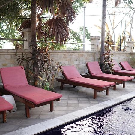 Grand Raka Homestay ロヴィーナ エクステリア 写真