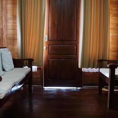 Grand Raka Homestay ロヴィーナ エクステリア 写真