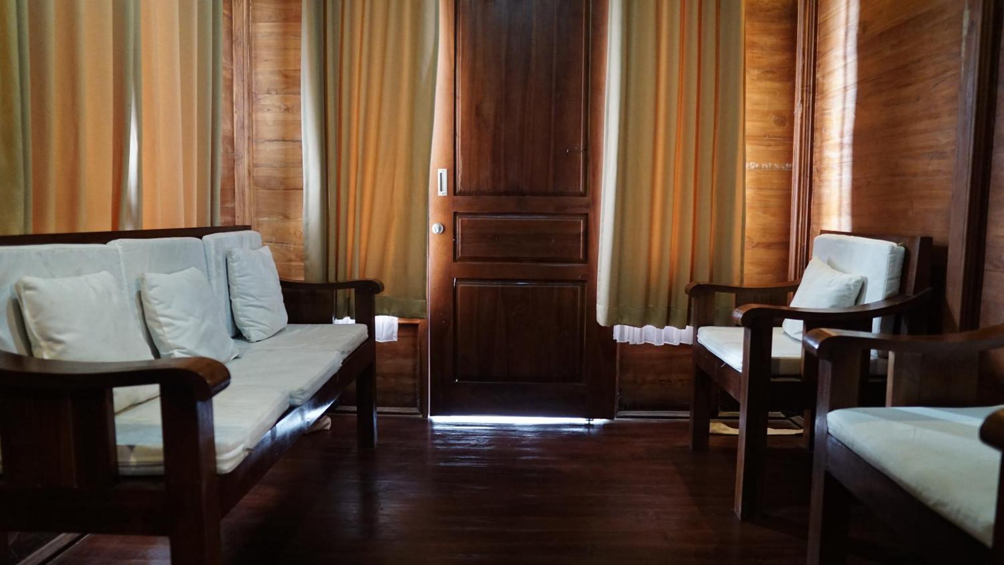 Grand Raka Homestay ロヴィーナ エクステリア 写真