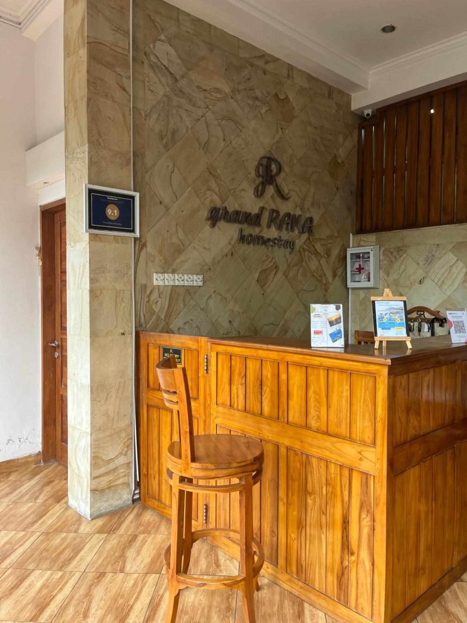Grand Raka Homestay ロヴィーナ エクステリア 写真