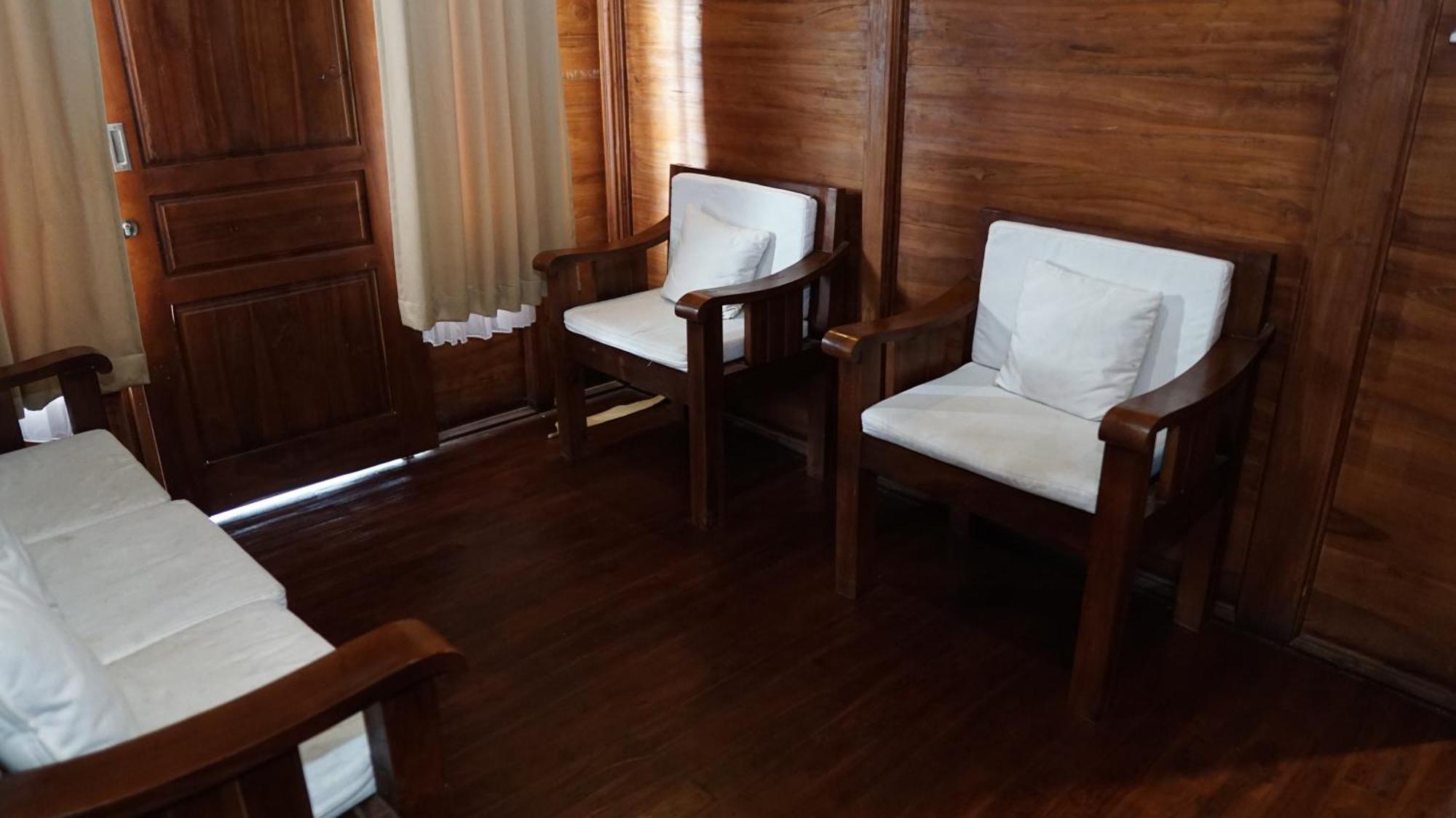 Grand Raka Homestay ロヴィーナ エクステリア 写真