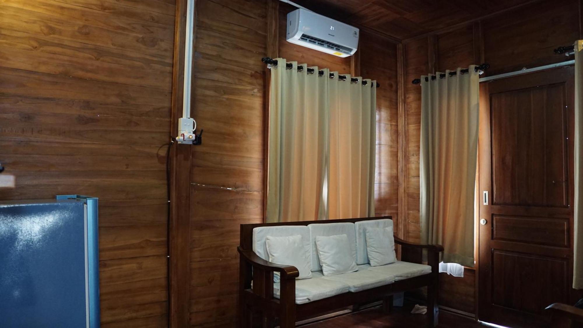Grand Raka Homestay ロヴィーナ エクステリア 写真