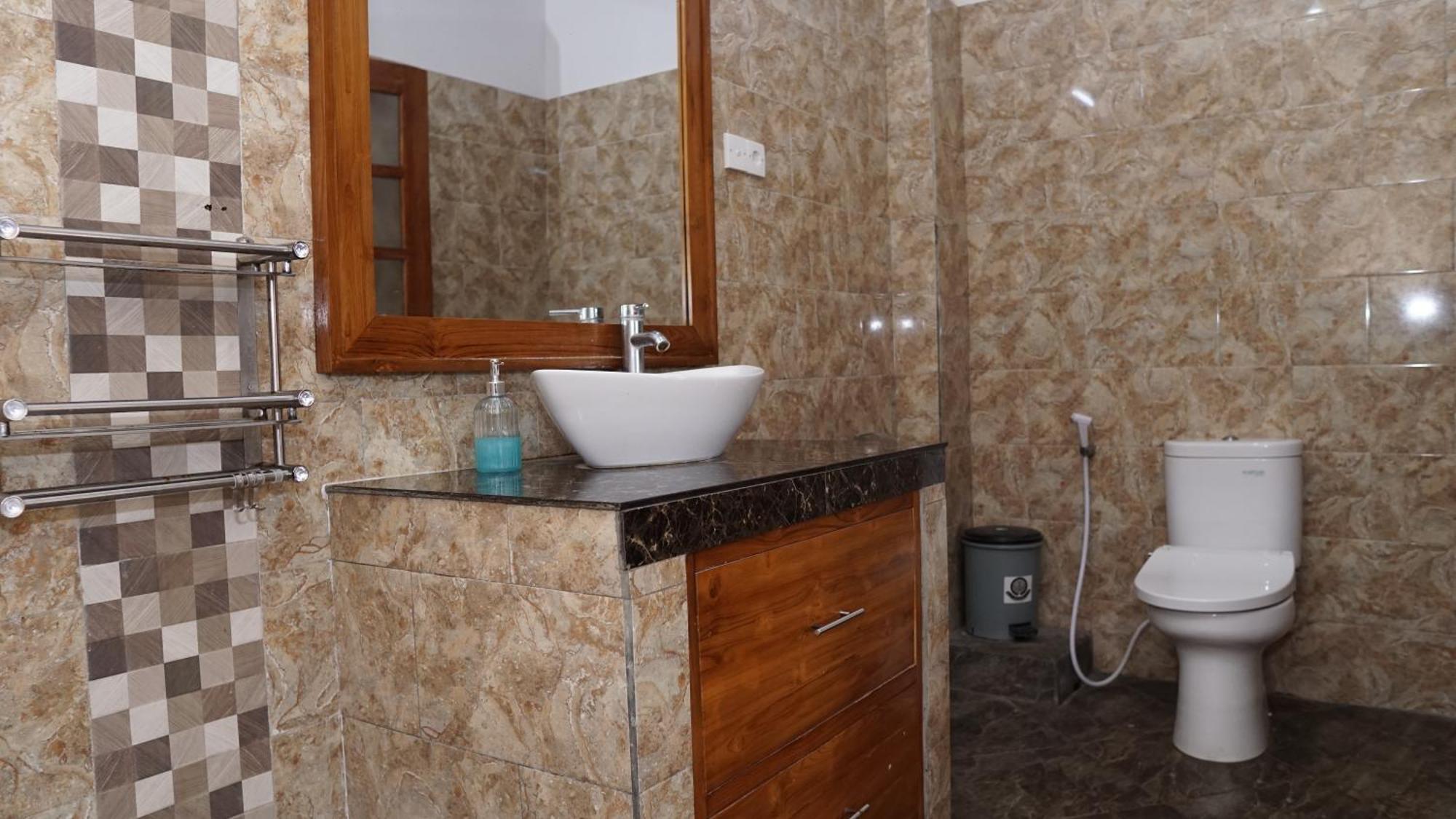 Grand Raka Homestay ロヴィーナ エクステリア 写真