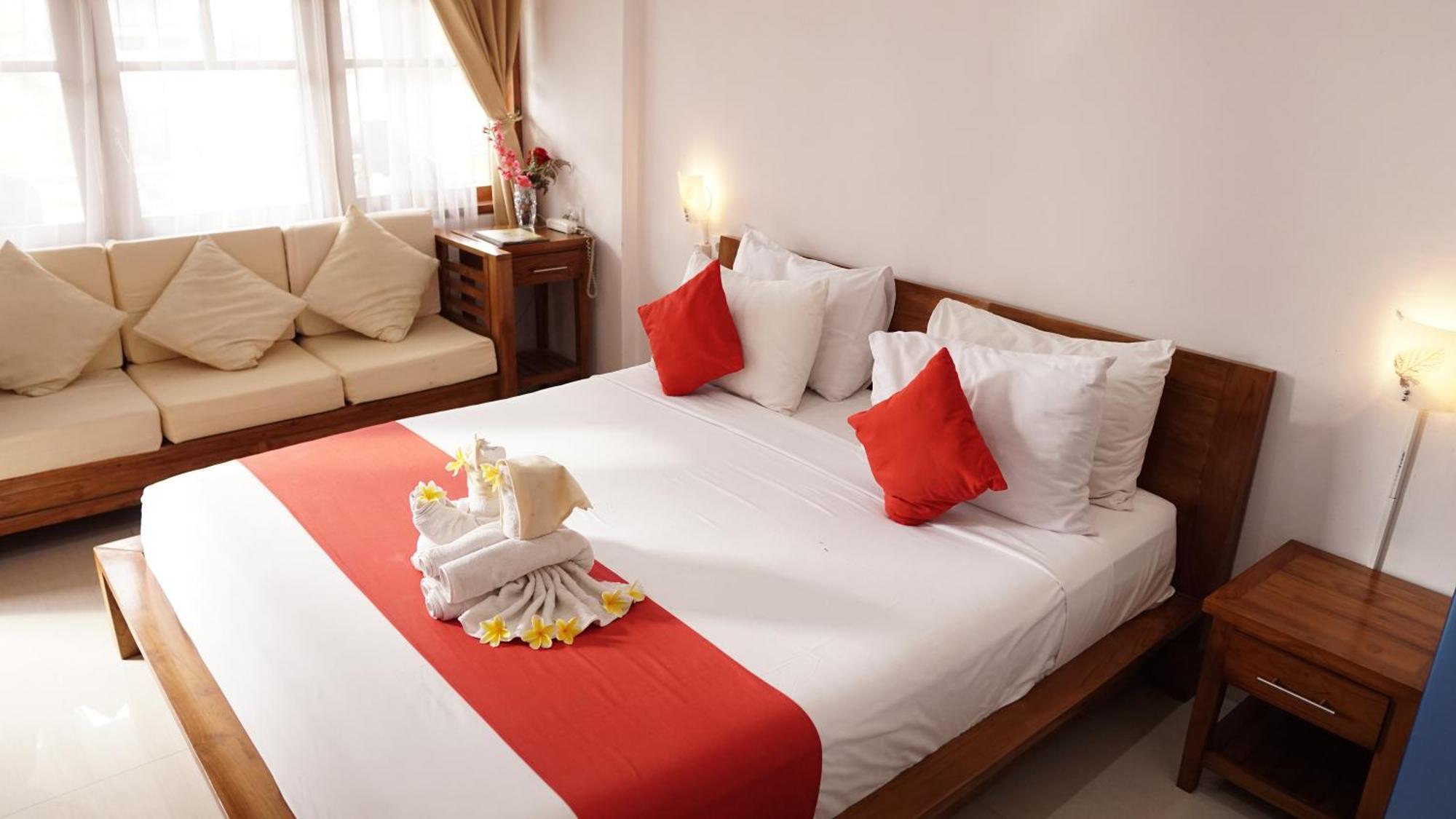 Grand Raka Homestay ロヴィーナ エクステリア 写真