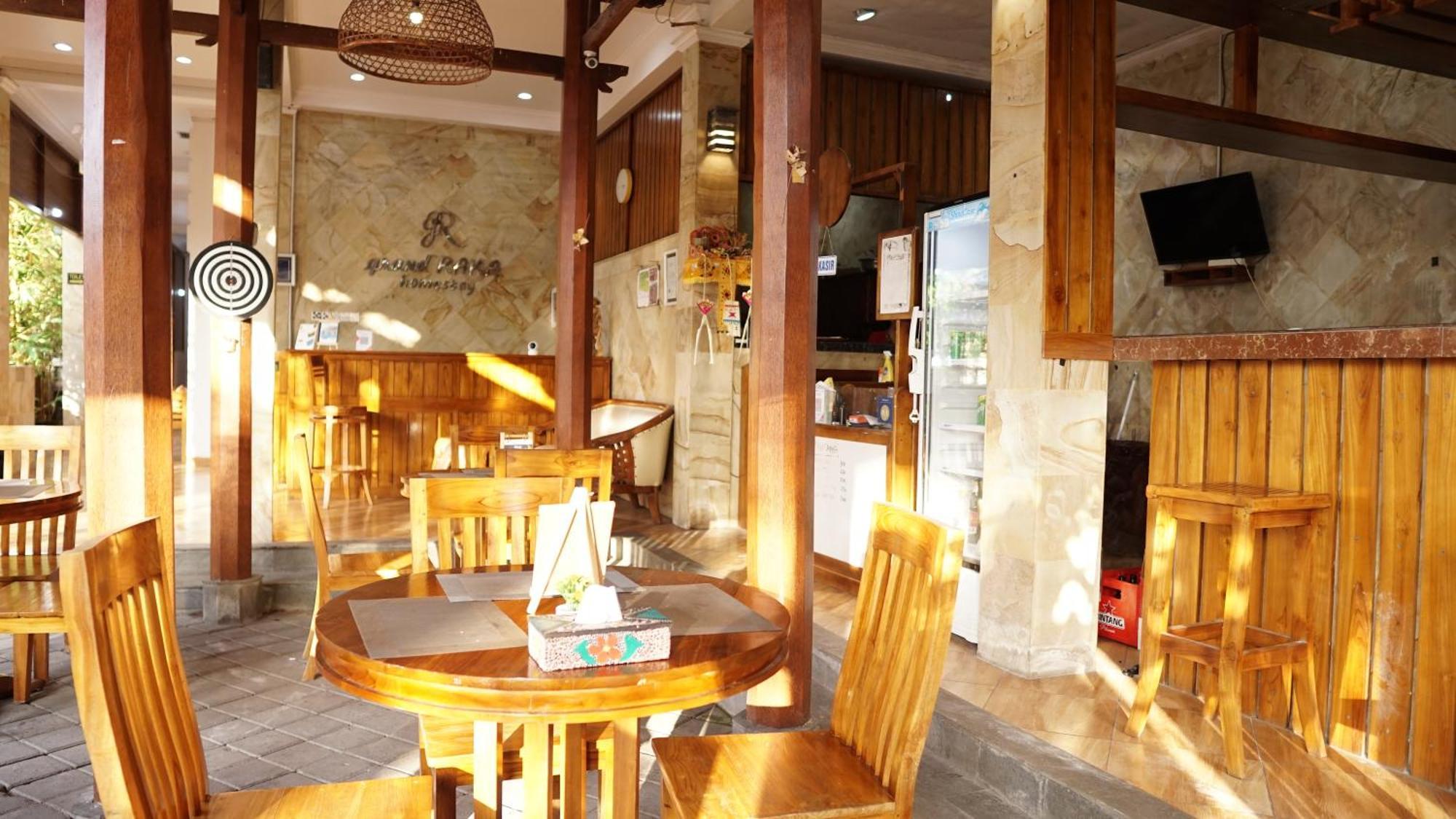 Grand Raka Homestay ロヴィーナ エクステリア 写真