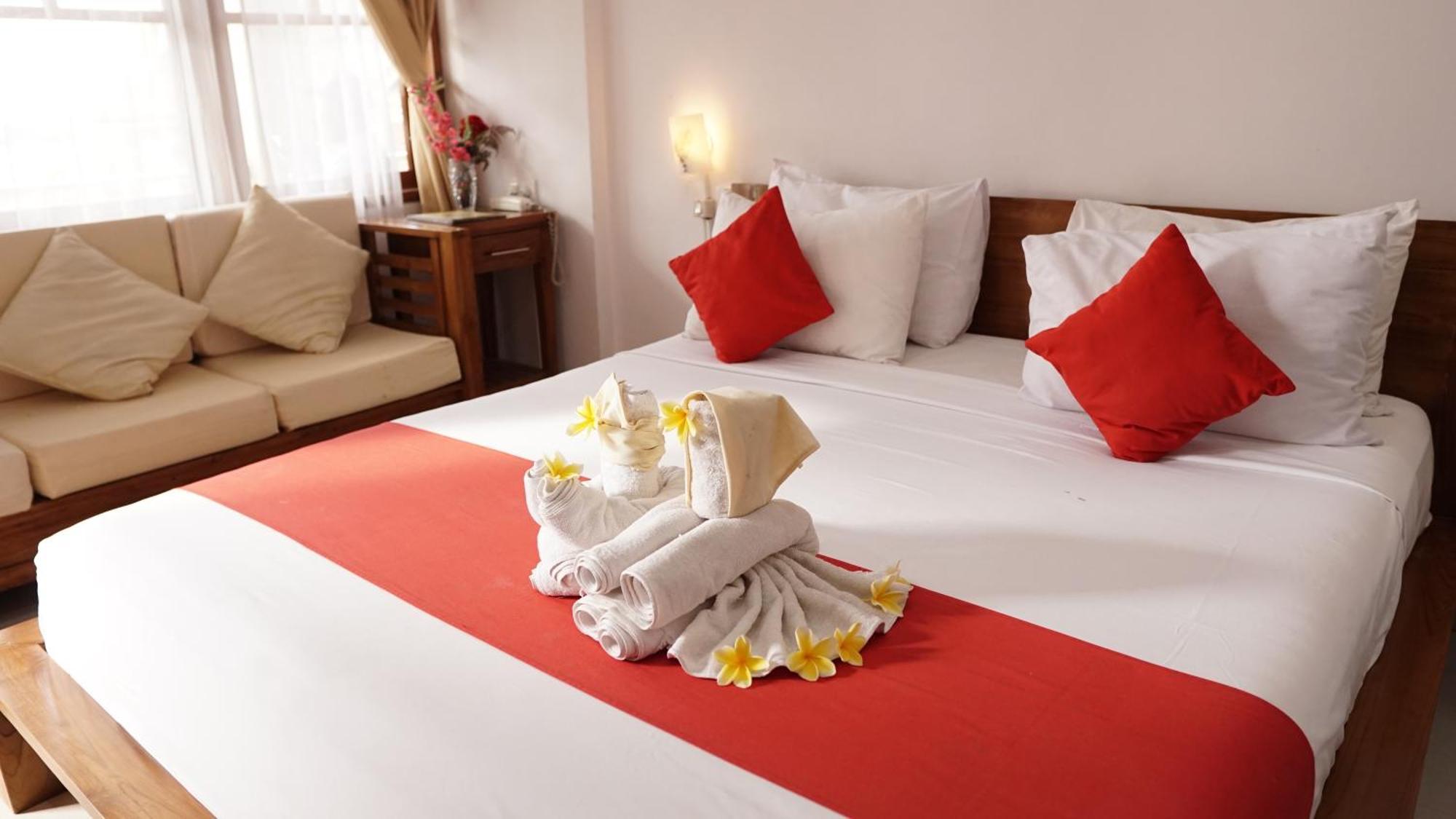 Grand Raka Homestay ロヴィーナ エクステリア 写真