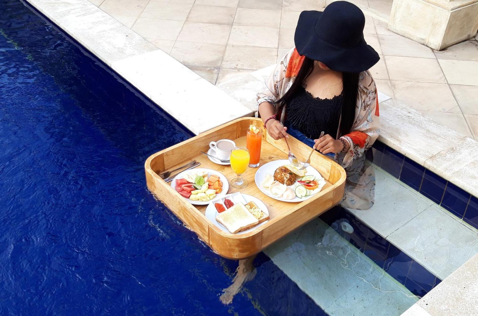 Grand Raka Homestay ロヴィーナ エクステリア 写真