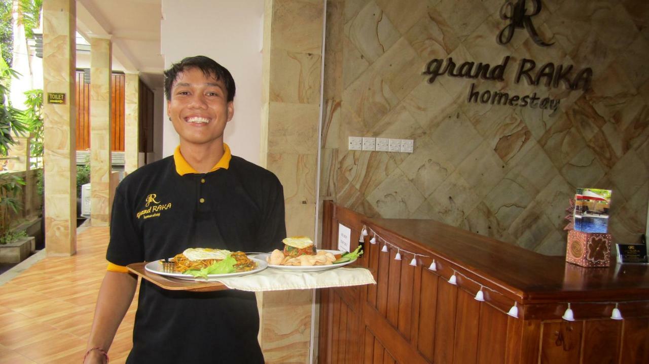 Grand Raka Homestay ロヴィーナ エクステリア 写真