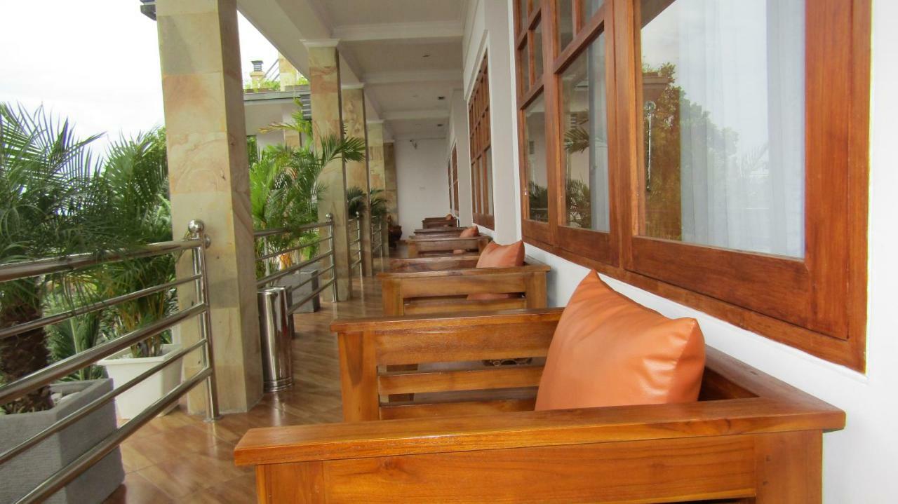 Grand Raka Homestay ロヴィーナ エクステリア 写真