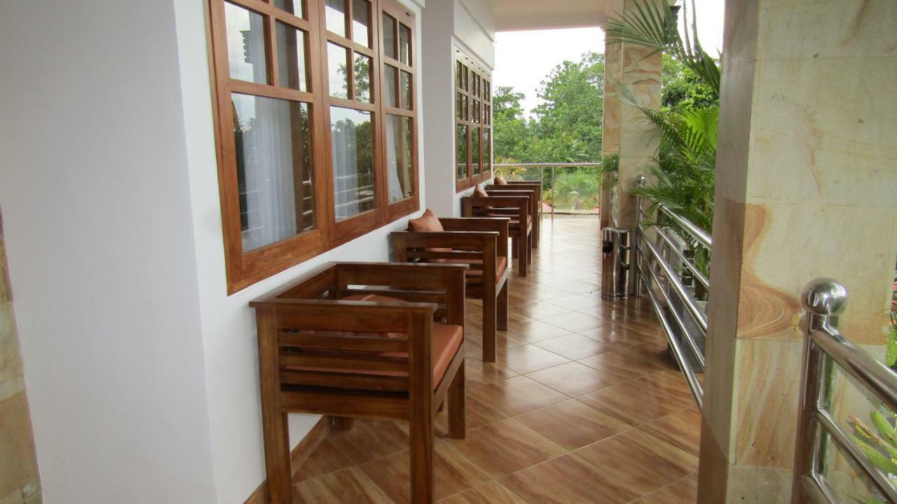 Grand Raka Homestay ロヴィーナ エクステリア 写真